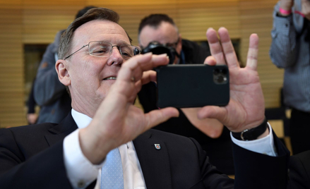 Premier landu grał na telefonie podczas spotkań z Merkel