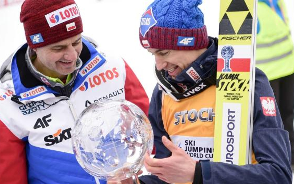 Stefan Horngacher i Kamil Stoch. Wielka Kryształowa Kula to ich wspólna zdobycz.