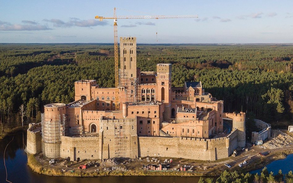 Zamek w Stobnicy powstaje na obrzeżach Puszczy Noteckiej.