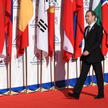 Ówczesny premier Rosji Dmitrij Miedwiediew w drodze na pierwszy dzień przywódców Europy i Azji (ASEM