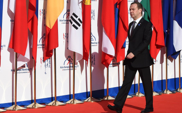 Ówczesny premier Rosji Dmitrij Miedwiediew w drodze na pierwszy dzień przywódców Europy i Azji (ASEM