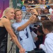 Karolina Kucharczyk z kibicami