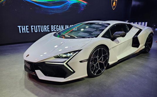 Lamborghini Revuelto