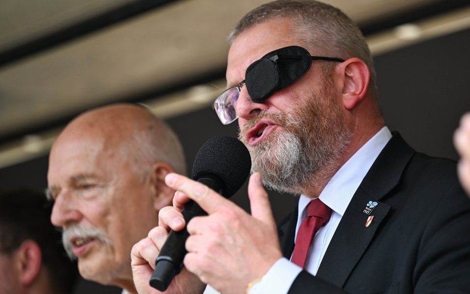 Na zdjęciu: przewodniczący Konfederacji Korony Polskiej, europoseł Grzegorz Braun (P) , obok Janusz 