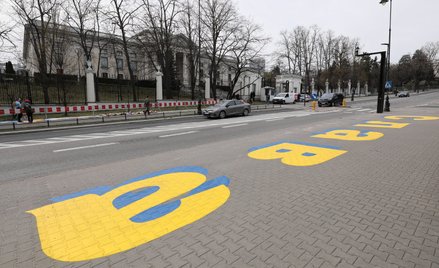 Napis „Chwała Ukrainie” namalowany na chodniku przed siedzibą ambasady Federacji Rosyjskiej przy ul.
