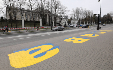 Napis „Chwała Ukrainie” namalowany na chodniku przed siedzibą ambasady Federacji Rosyjskiej przy ul.