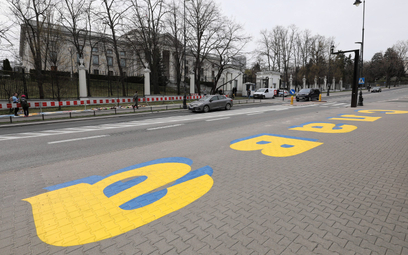 Napis „Chwała Ukrainie” namalowany na chodniku przed siedzibą ambasady Federacji Rosyjskiej przy ul.