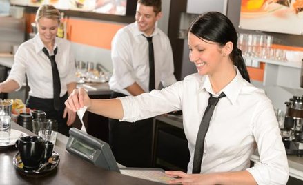 Wydatki na firmowy ubiór mogą być zaliczone do kosztów podatkowych, jeżeli nie jest możliwe przypisa