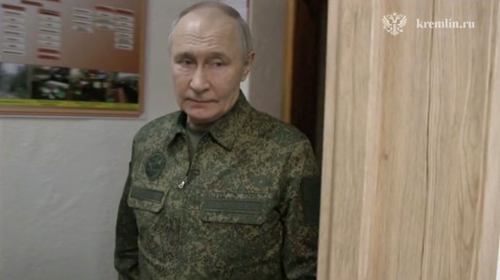 Prezydent Rosji Władimir Putin w mundurze podczas wizyty w obwodzie kurskim