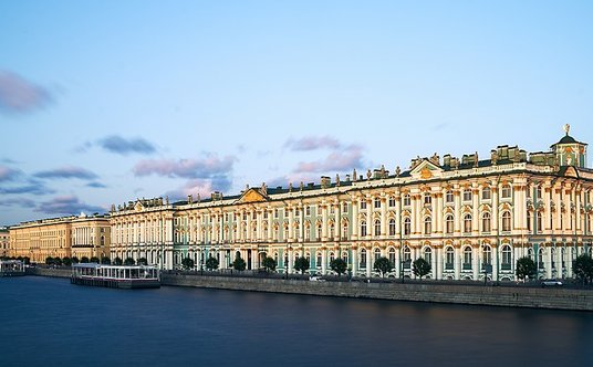 Budynki Ermitażu w Sankt Petersburgu.