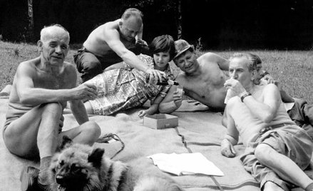 Towarzysze na pikniku. Sielskie lata 60. Władysław Gomułka (pierwszy z lewej) i Mieczyslaw Moczar (d