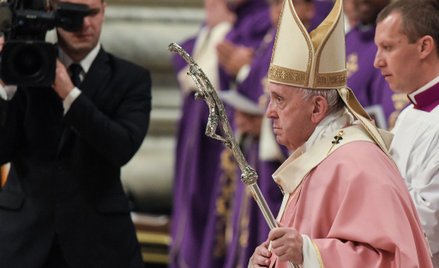 Franciszek znosi "tajemnicę papieską" ws. seksualnych nadużyć