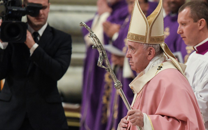 Franciszek znosi "tajemnicę papieską" ws. seksualnych nadużyć
