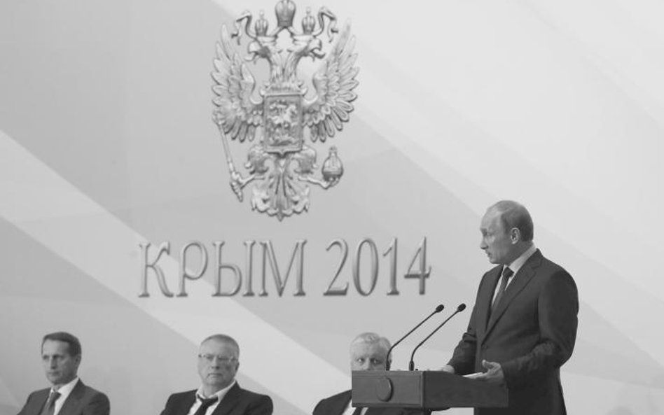Władimir Putin pcha UE w przepaść – uważa autor. Na zdjęciu: wystąpienie prezydenta Rosji w trakcie 
