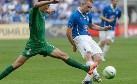 Podający piłkę Szymon Pawłowski (z prawej) z Lecha i atakujacy Egidijus Vaitkunas z Żalgirisu Wilno