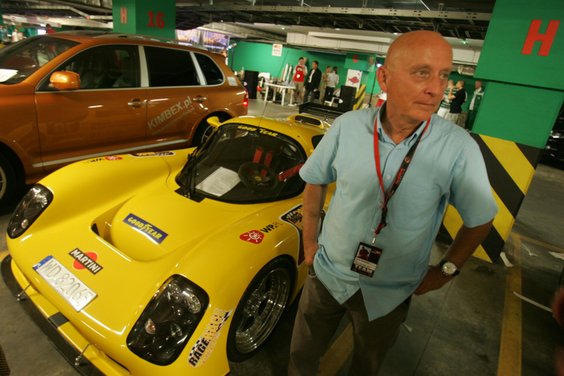 Były poseł SLD Jerzy Dziewulski przygotowuje swój samochód Ultima GTR przed rozpoczęciem trzeciej ed