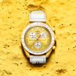 Omega x Swatch Bioceramic MoonSwatch w kolorze żółtym: to zegarek „poświęcony” Słońcu.