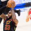 LeBron James ma 33 lata i 203 cm wzrostu. Jest trzykrotnym mistrzem NBA i dwukrotnym mistrzem olimpi