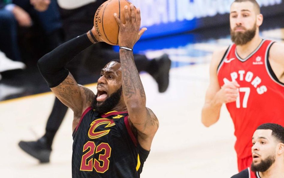 LeBron James ma 33 lata i 203 cm wzrostu. Jest trzykrotnym mistrzem NBA i dwukrotnym mistrzem olimpi