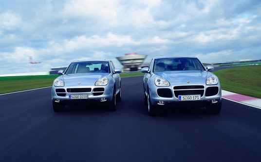Pierwsza generacja Porsche Cayenne  i Cayenne Turbo (z prawej).