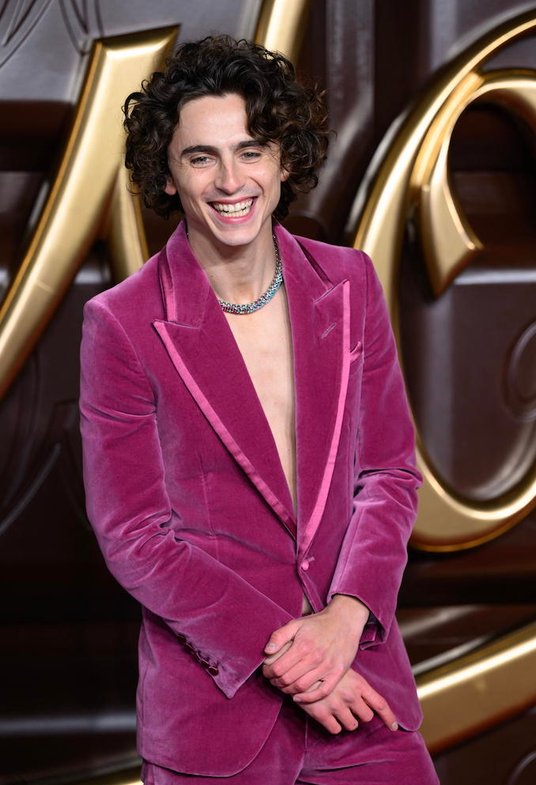 Marynarki zakładane na gołe ciało to jeden z „popisowych numerów” Timothée Chalameta.