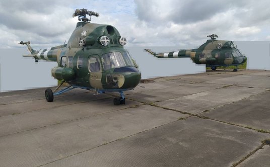 Wyretuszowane zdjęcia dwóch Mi-2 ilustrujące oficjalny komunikat łotewskiego resortu obrony o przeka
