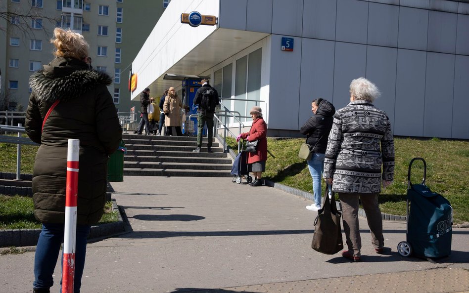 Sklepy z kolejnymi ograniczeniami. Rząd przywraca godziny dla seniorów