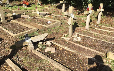 Zdewastowane groby polskich żołnierzy