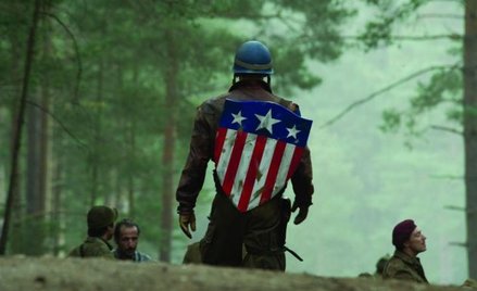 Kapitan Ameryka (Chris Evans) jest symbolem walki o wolność i oporu przeciw nazizmowi
