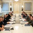 Prezydent Ukrainy Wołodymyr Zełenski (4. od lewej) oraz federalny minister obrony Niemiec Boris Pist