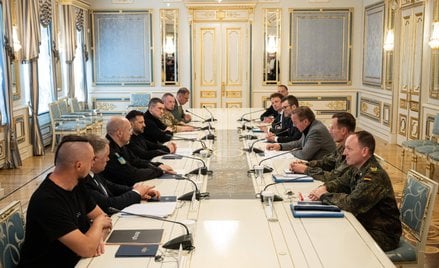 Prezydent Ukrainy Wołodymyr Zełenski (4. od lewej) oraz federalny minister obrony Niemiec Boris Pist