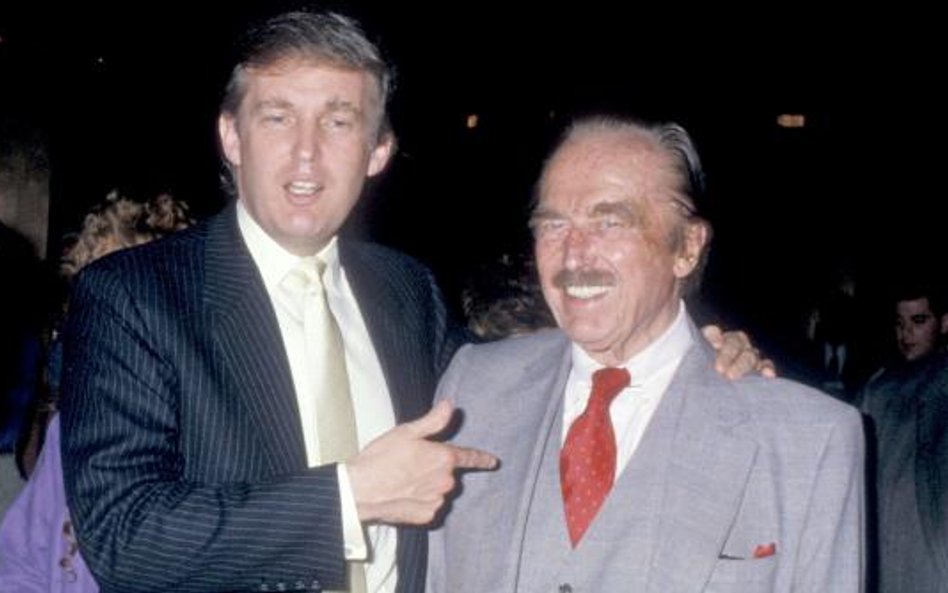 Donald Trump z ojcem Fredem podczas walki Mike'a Tysona z Michaelem Spinksem w 1988 r.