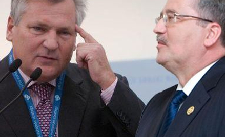 Komorowski przegrywa z Kwaśniewskim, Kaczyńskim i Wałęsą