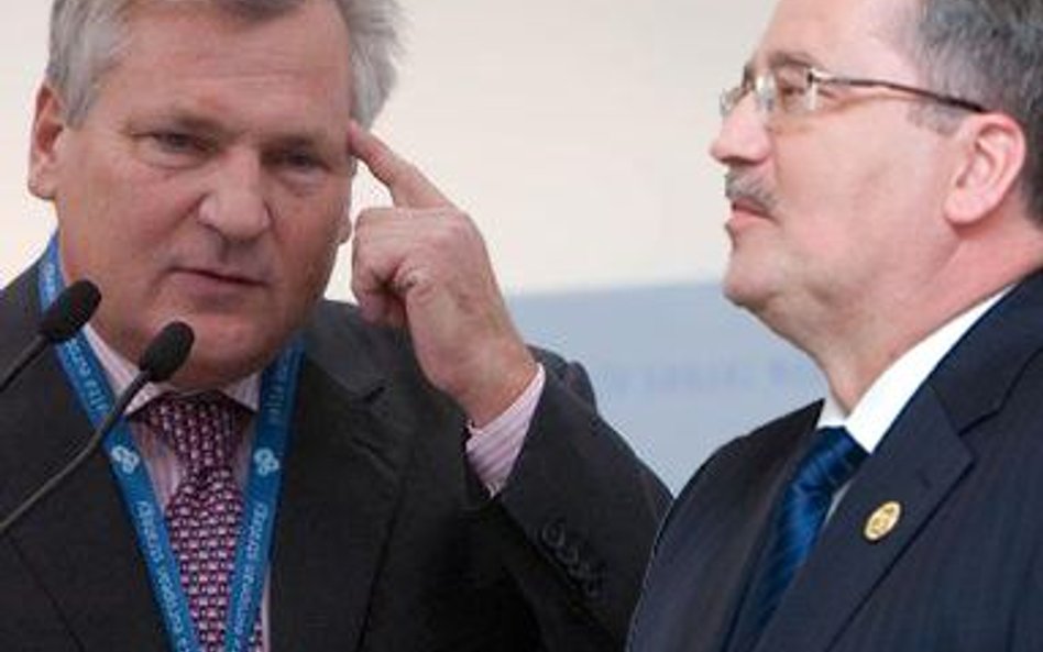 Komorowski przegrywa z Kwaśniewskim, Kaczyńskim i Wałęsą