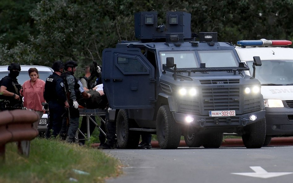 Kosowska policja ewakuuje rannego z wsi Banjska