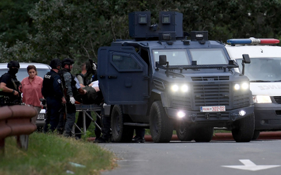 Kosowska policja ewakuuje rannego z wsi Banjska