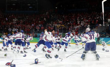 Hokeiści z USA cieszą się ze złotego medalu igrzysk olimpijskich