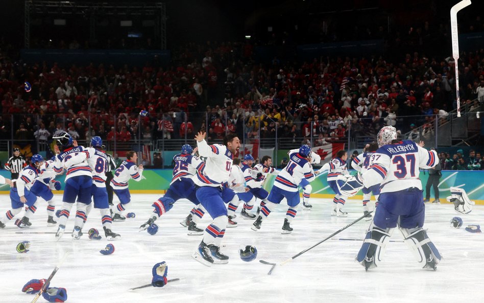 Hokeiści z USA cieszą się ze złotego medalu igrzysk olimpijskich