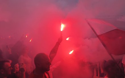 Rozbłysły pochodnie i race