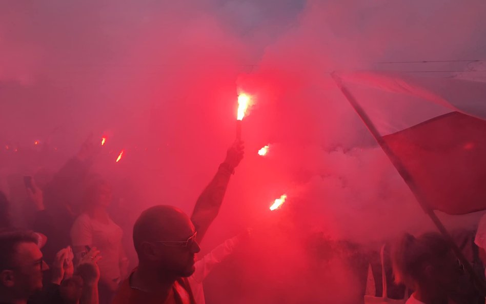 Rozbłysły pochodnie i race