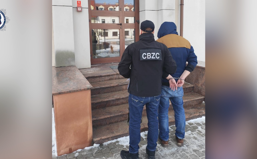 Policja rozbiła grupę, która wymuszała intymne zachowania, a potem stosowała szantaż