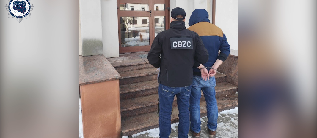 Policja rozbiła grupę, która wymuszała intymne zachowania, a potem stosowała szantaż