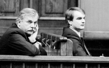 Minister spraw zagranicznych Andrzej Olechowski (z lewej) i premier Waldemar Pawlak w Sejmie, 1994 r