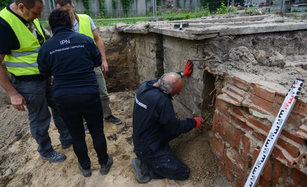 Na tzw. Łączce na Cmentarzu Wojskowym na warszawskich Powązkach w ramach poszukiwań ofiar komunizmu 