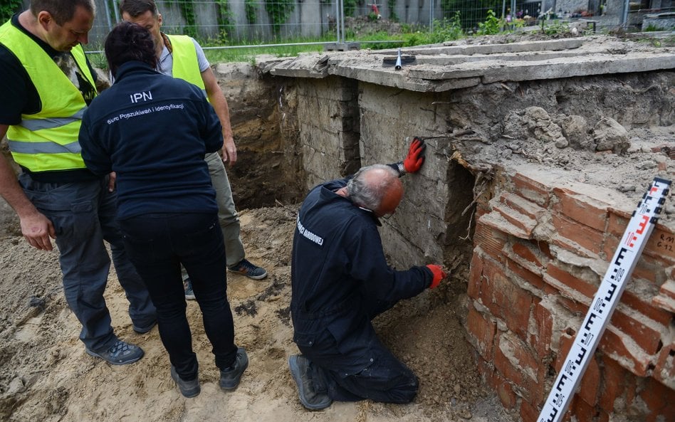 Na tzw. Łączce na Cmentarzu Wojskowym na warszawskich Powązkach w ramach poszukiwań ofiar komunizmu 