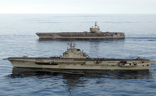 Foch, już jako São Paulo (A 12) w służbie Marinha do Brasil podczas wspólnych ćwiczeń z amerykańskim