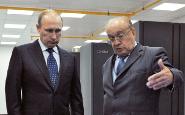Władimir Putin ogląda „superkomputer” na Uniwersytecie im. M. Łomonosowa w Moskwie, 2014 r. Prezenta