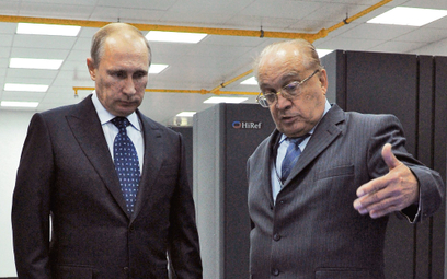 Władimir Putin ogląda „superkomputer” na Uniwersytecie im. M. Łomonosowa w Moskwie, 2014 r. Prezenta