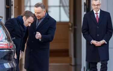 Emmanuel Macron podjechał pod Pałac Prezydencki własnym pancernym Renault Espace