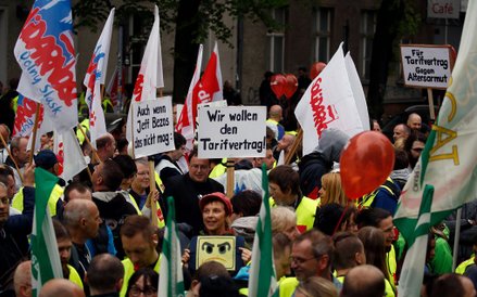 Niemieccy związkowcy i pracownicy Amazon "witają" Jeffa Bezosa w Niemczech